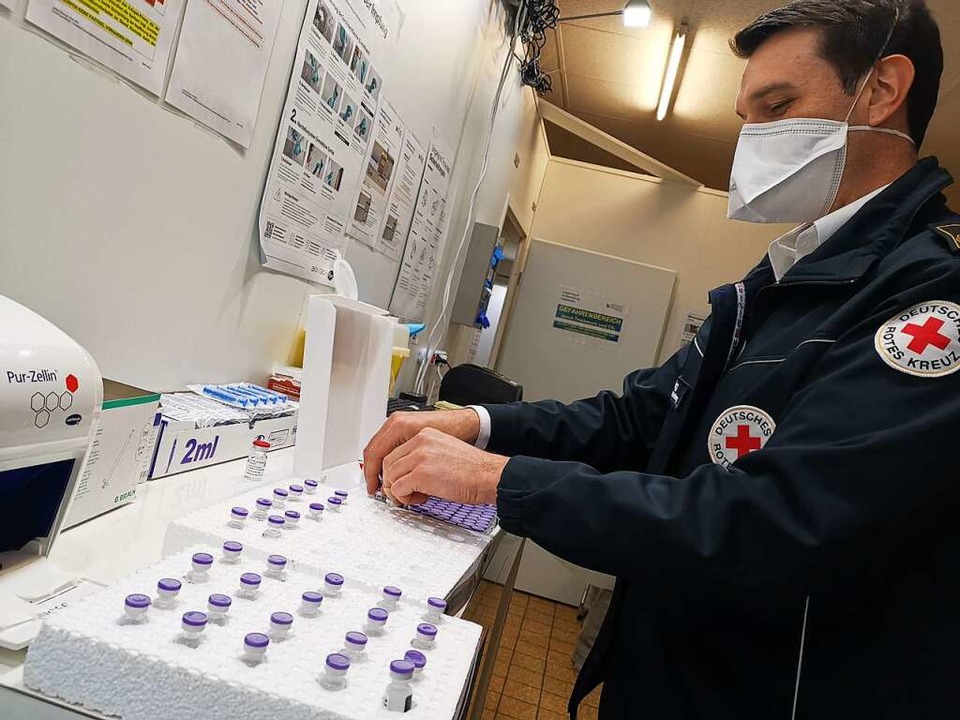 Impfzentrum-Leiter Andrej Hog bereitet Biontech-Impfstoff zum Auftauen vor  | Foto: Patrik Müller