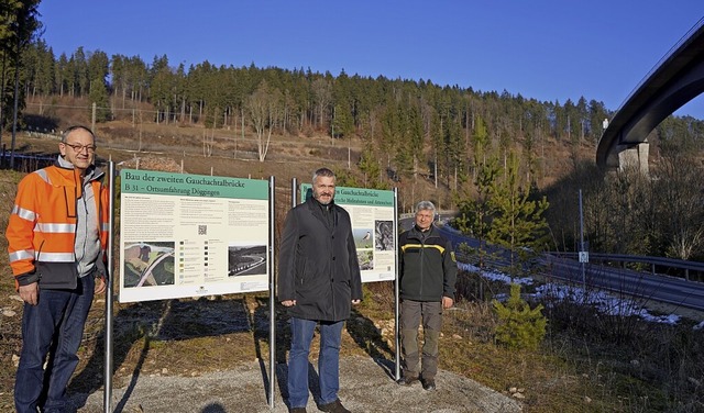 Vor den neuen Infotafeln von links: Ac...kert (Forstrevierleiter Brunlingen).   | Foto: Regierungsprsidium Freiburg