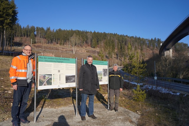 Vor den neuen Infotafeln von links: Ac...Ekert (Forstrevierleiter Brunlingen).  | Foto: Regierungsprsidium Freiburg