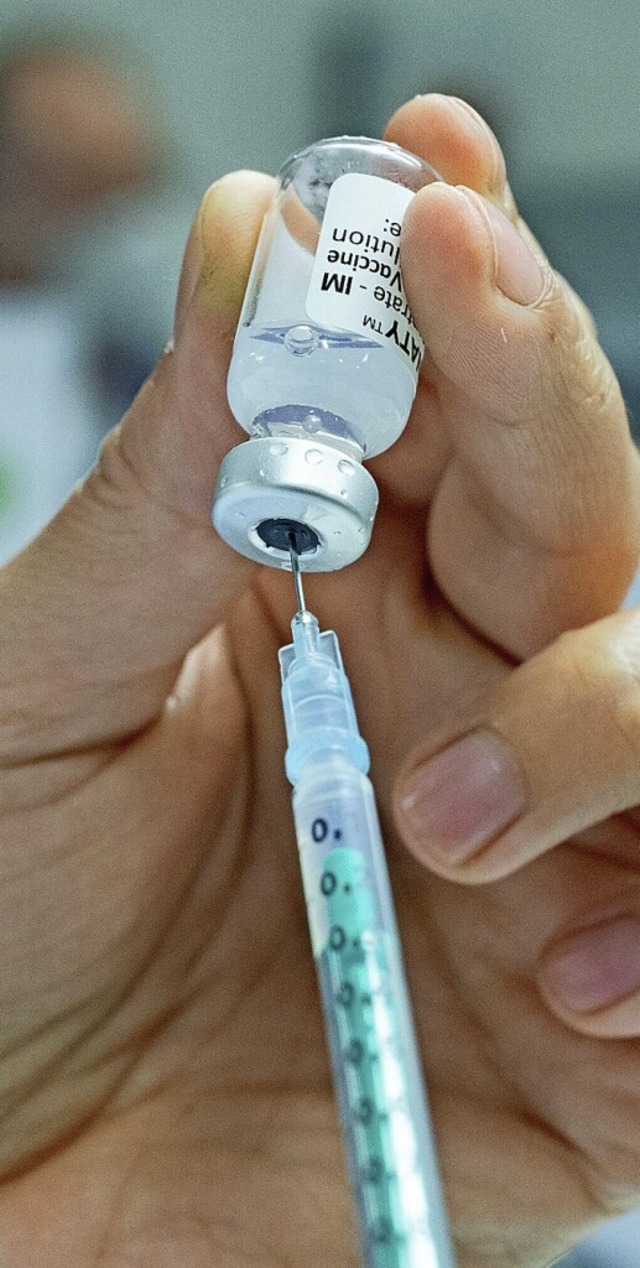 Eine Spritze wird mit Corona-Impfstoff befllt.  | Foto: Bernd Weibrod (dpa)