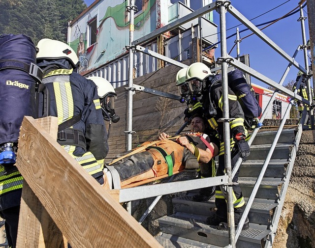 Eine gerettete, verletzte Person wird ...und anschlieend Sanittern bergeben.  | Foto: Gabriele Zahn