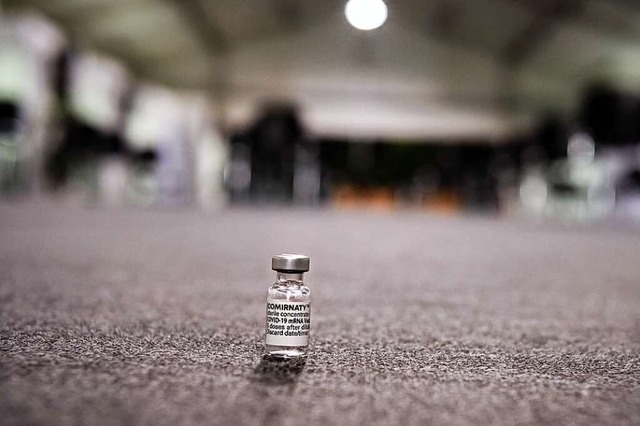 Der Hoffnungstrger: Impfstoff von Bio...stag des Kreisimpfzentrums in Lrrach.  | Foto: Jonas Hirt