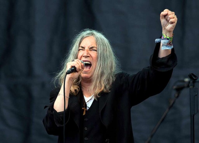 Poetin und  energiegeladene schamanisc...erin: Patti Smith 2015 in Glastonbury.  | Foto: Hannah Mckay (dpa)