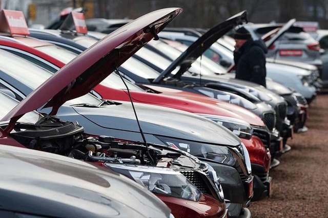 Gebrauchtwagen mit Verbrennungsmotor sind teurer geworden.   | Foto: Sebastian Kahnert (dpa)