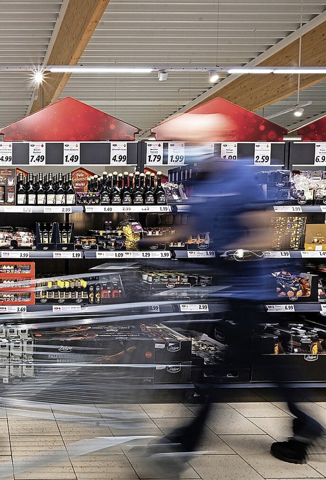 Die Deutschen bevorzugen den Einkauf im realen Supermarkt.  | Foto: Federico Gambarini (dpa)