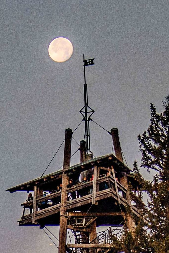 Der Schauinslandturm an einem frhen Morgen im Sptherbst.  | Foto: BERND WEHRLE