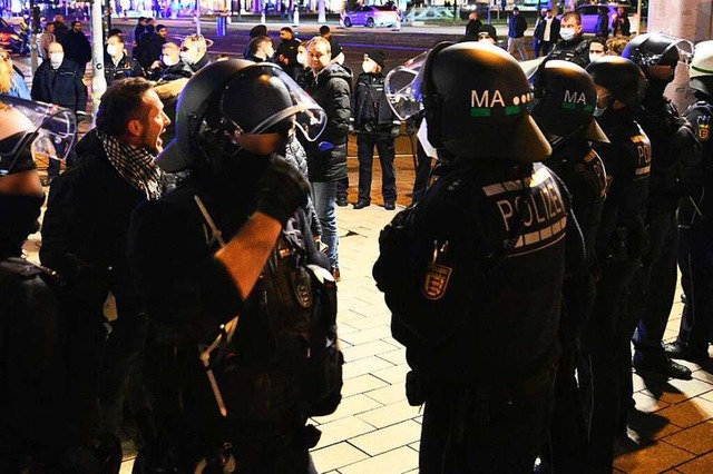 Polizisten beim Einsatz bei Corona-Protesten, hier in Mannheim  | Foto: Ren Priebe (dpa)