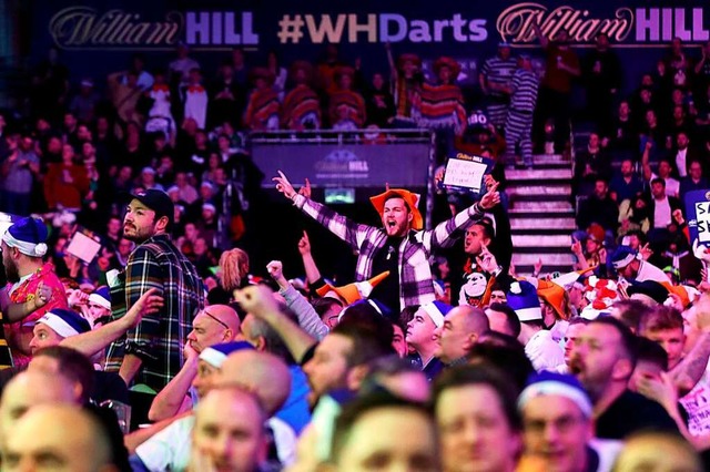 Dicht an dicht feiern die Fans im &#8222;Ally Pally&#8220; in London.  | Foto: Bradley Collyer (dpa)