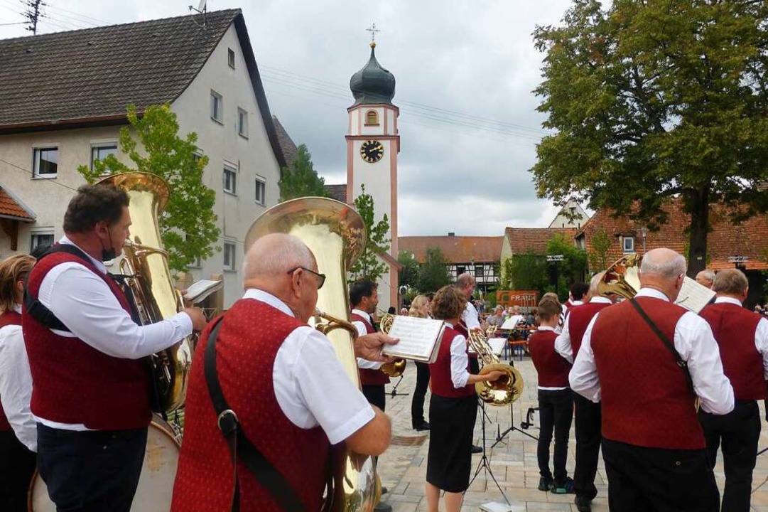Viel Musik: die  Einweihung des Dorfplatzes in Offnadingen  | Foto: Andrea Gallien