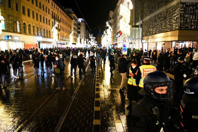 Polizisten beobachten die Teilnehmer e...te Protestaufzge inzwischen verboten.  | Foto: Ren Priebe (dpa)