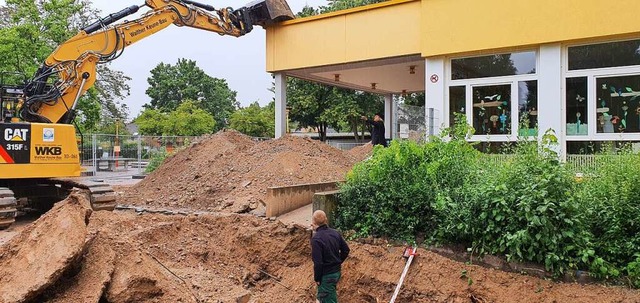 Krftig zupacken, das tat der Abrissba...latz fr eine Neubebauung zu schaffen.  | Foto: Julius Wilhelm Steckmeister