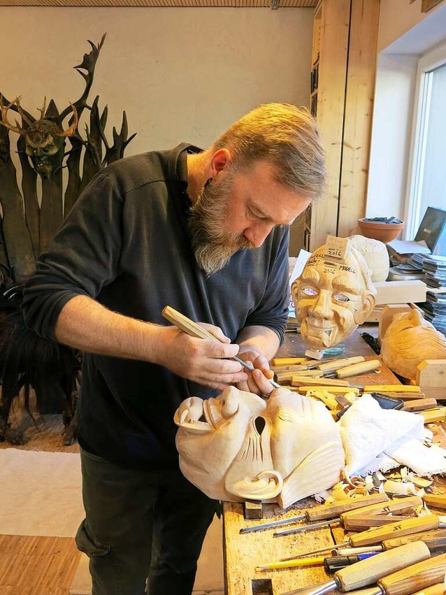 Hoch konzentriert und gleichzeitig sch...raue einer neuen Pflumeschluckermaske.  | Foto: Erhard Morath