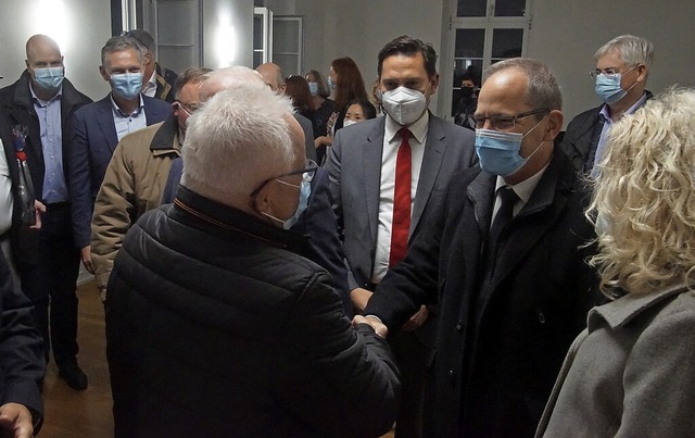 Gratulation fr Michael Baumann (Mitte rechts) zu dessen Wiederwahl  | Foto: Ilona Huege