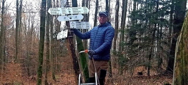 Heinz Kohler bei seiner Arbeit am Markierungspfosten &#8222;Kniebreche&#8220;.  | Foto: Schwarzwaldverein