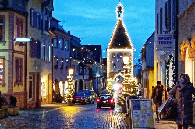 Die mit zahlreichen Lichtern und Tanne... Innenstadt bekam viel Lob von Kunden.  | Foto: Ruth Seitz