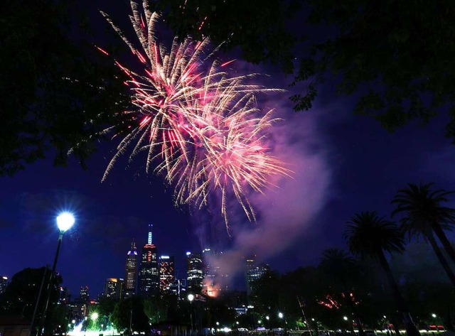 Australien, Melbourne: Feuerwerkskrpe... entladen sich vor der Silvesternacht.  | Foto: Con Chronis (dpa)