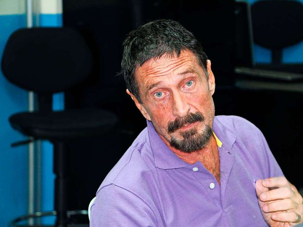 In den 1980ern entwickelte John McAfee eine Software, die Computer vor Viren und anderen Attacken schtzen sollte und wurde damit reich. 2020 kam er wegen Steuerhinterziehung in ein amerikanisches Gefngnis, wo er sich das Leben nahm. Um seinen Tod ranken sich Verschwrungstheorien, die er selbst zu Lebzeiten befeuert hatte.