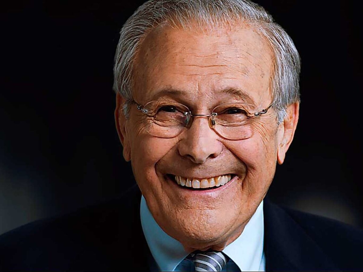 Donald Rumsfeld war zwei Mal Verteidigungsminister, unter Ford in den 1970ern und unter George W. Bush zwischen 2001 und 2006. Aufgrund des von ihm mitinitiierten Ira-Kriegs und seiner Rechtfertigung von Folterpraktiken galt er als einer der umstrittensten US-Politiker seiner Zeit.