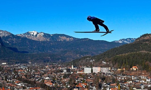 Markus Eisenbichler scheint ber die D...von Garmisch-Partenkirchen zu fliegen.  | Foto: CHRISTOF STACHE (AFP)