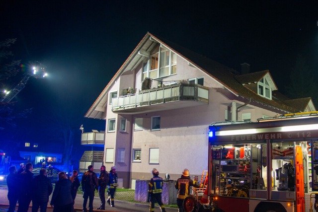 Zu einem Balkonbrand rckte die Feuerw...wohner bereits Schlimmeres verhindern.  | Foto: Olaf Michel
