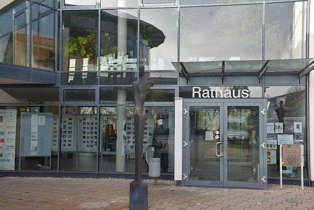 Ins Rathaus kommt man nun nur noch per Anmeldung und geimpft oder getestet