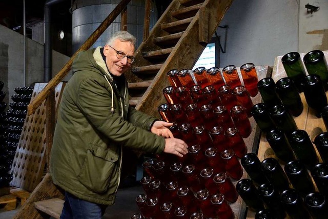 Ingo Dregger an den Rüttelpulten. Er v...er Zeit sogar den roten Spätburgunder. | Foto: Hubert Röderer Ingo Dregger an den Rüttelpulten. Er v...er Zeit sogar den roten Spätburgunder. | Foto: Hubert Röderer