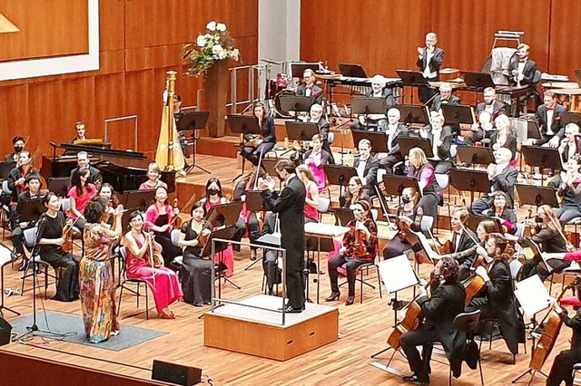 Philharmonisches Glck nach dem Konzer....) und Dirigent Eckehard Stier (Mitte)  | Foto: Alexander Dicik