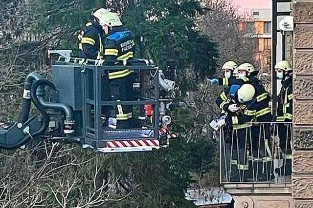 Feuerwehr rettet Patienten mit Hebebühne über den Balkon