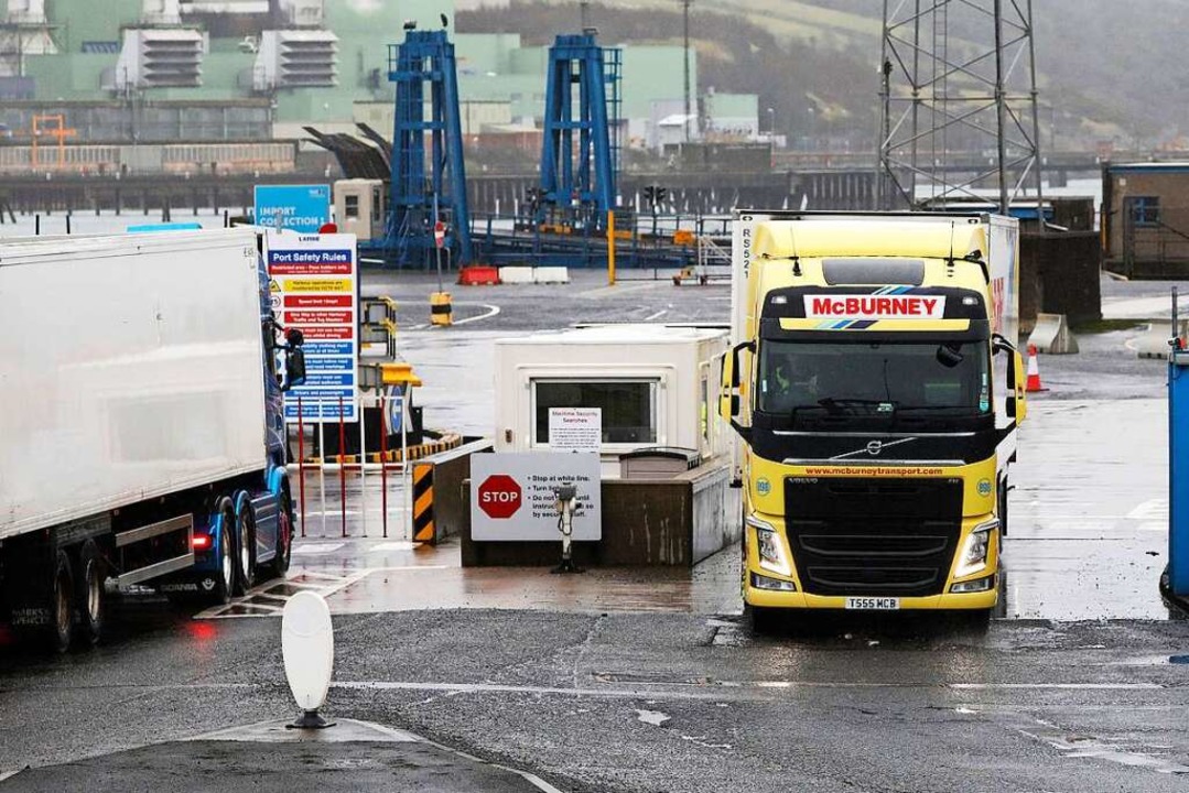 Fahrzeuge verlassen wieder den Hafen v...hottland angekommen sind (Archivbild).  | Foto: Peter Morrison (dpa)