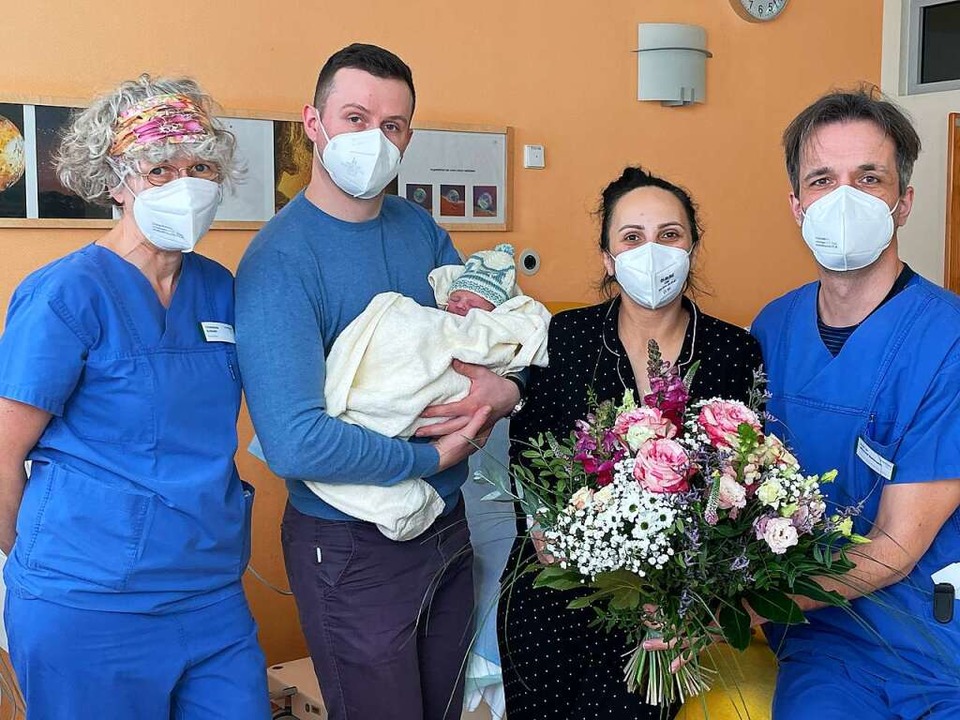 Hebamme Christiane Schwan (links ) und...Adrian Kellner zur Geburt von Dominik.  | Foto: Kliniken des Landkreises Lörrach