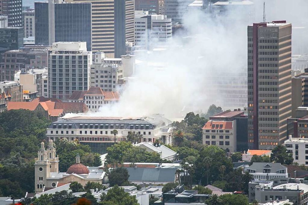 Rauch steigt aus dem südafrikanischen Parlament auf.  | Foto: Lyu Tianran (dpa)