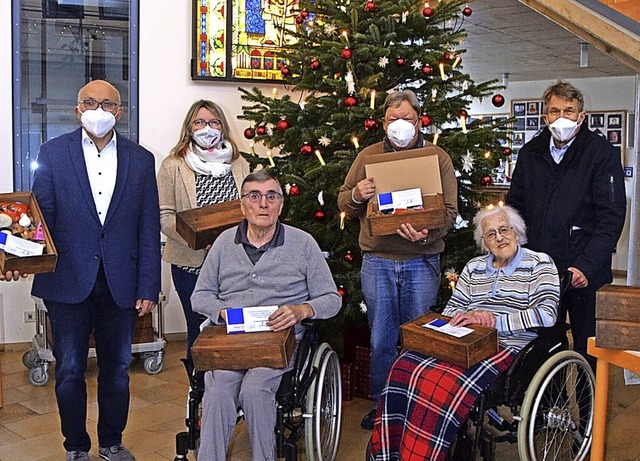 <BZ-FotoAnlauf>Geschenke:</BZ-FotoAnla...the Baumer, die frhere Heimleiterin.   | Foto: Hubert Bleyer