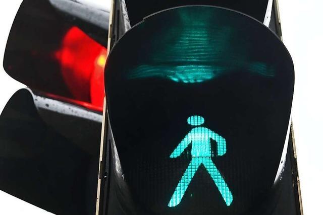 Für Fußgänger zeigen zwei Ampeln in Karlsruhe immer grün