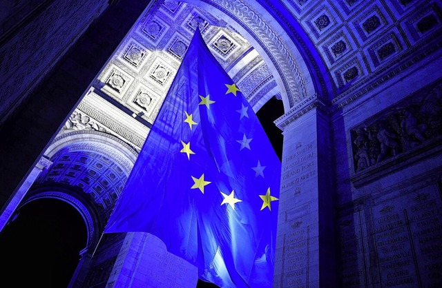 Den Beginn der franzsischen EU-Ratspr...ropaflagge am Pariser Triumphbogen an.  | Foto: JULIEN DE ROSA (AFP)
