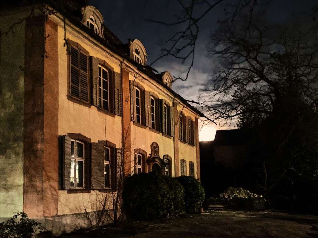 Der Mond schleicht ber die Schlossmauer in Buchholz, eingefangen von Diana Sifnatsch.. Oder die Ruhe vor dem Sturm, bevor das Schloss wieder genutzt wird.