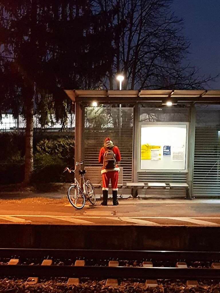 Es gibt den Weihnachtsmann, schreibt BZ-Leserin Alexandra Schwehr aus Endingen, die diesen Schnappschuss am Bahnhof Riegel/Malterdingen gemacht hat.