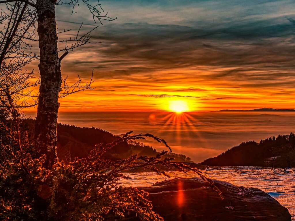 Auf der Hhe scheint zuweilen noch die Sonne und die Wetterlage beschert  atemberaubende Sonnenuntergnge. Paul Trenkle fing diesen auf dem Schillinger Berg in Freiamt ein.