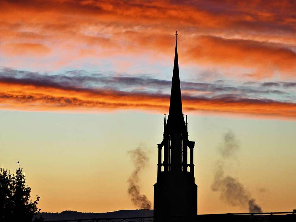 Wie ein Scherenschnitt wirkt die Kndringer Kirche vor der Morgenrte, findet Frank Schauer.