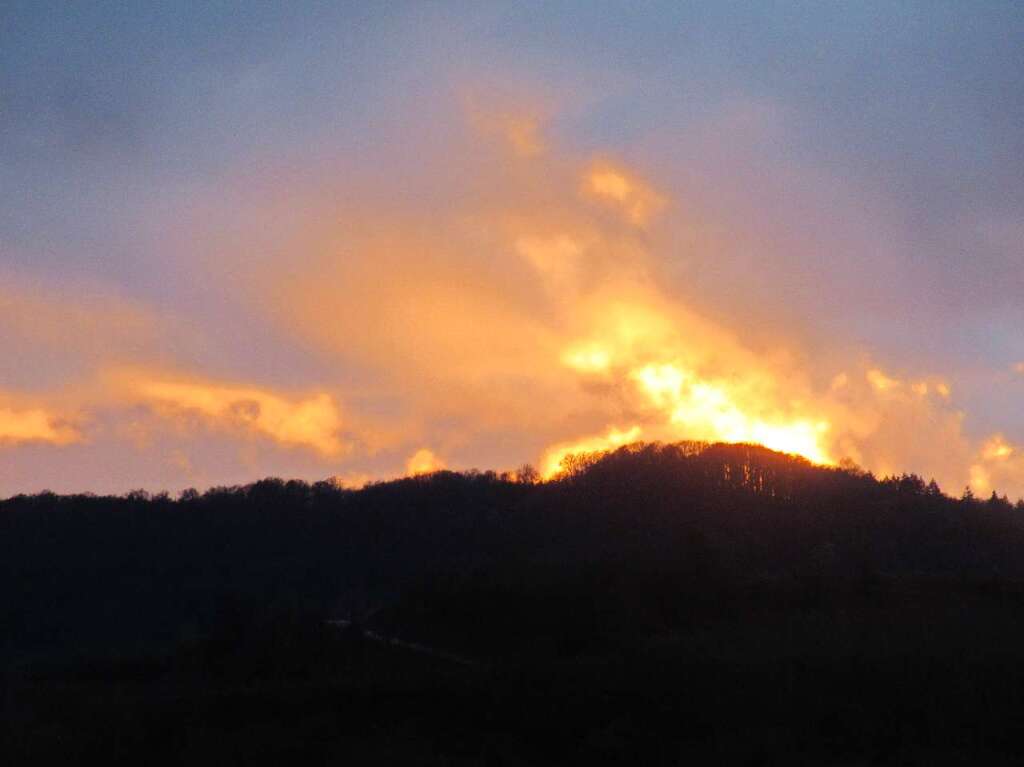 Weder um den Vesuv im Jahr 79 nach Christus noch um den gerade Lava speienden Vulkan auf La Palma handelt es sich bei diesem Schnappschuss von Hubert Lang, sondern um die feurige Abendsonne ber dem Waldrand in der Nhe von Endingen.