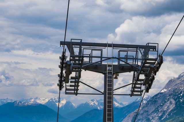 Hauen und Stechen vor groer Kulisse (Symbolbild)  | Foto: driendl / stock.adobe.com