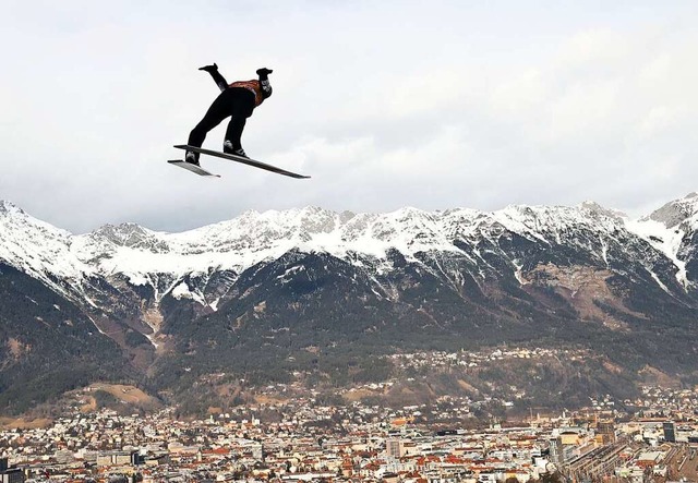 Und fliegt und fliegt und fliegt: Ryoyu Kobayashi in Innsbruck  | Foto: Daniel Karmann (dpa)
