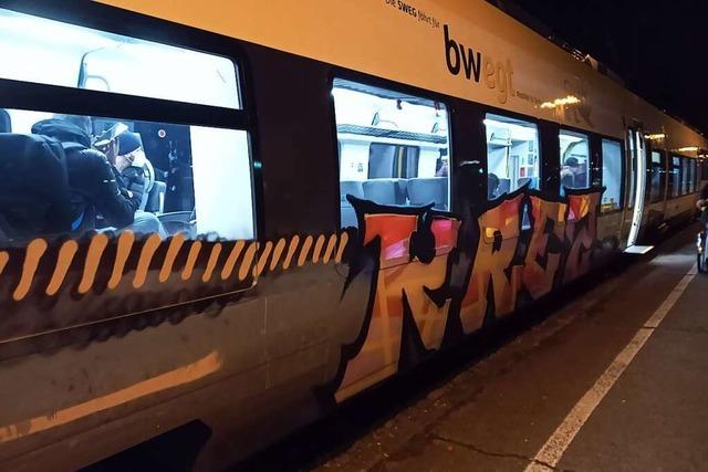 Graffiti auf neuen Zügen der Elztalbahn