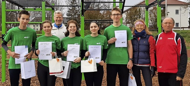 Nadine Fu, Azra Raptchin,  Lea Recoul...Coach Antje Magnier und Alain Blondel.  | Foto: TV Breisach