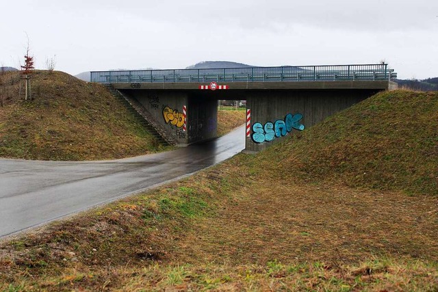 Noch steht die Brcke ber die Sdstra...n fr den baldigen Bau der neuen B 34.  | Foto: Rolf Reimann