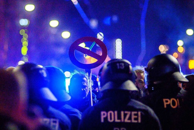 Magdeburg: Polizisten und und Teilnehm...nstadt der Landeshauptstadt gegenber.  | Foto: Klaus-Dietmar Gabbert (dpa)