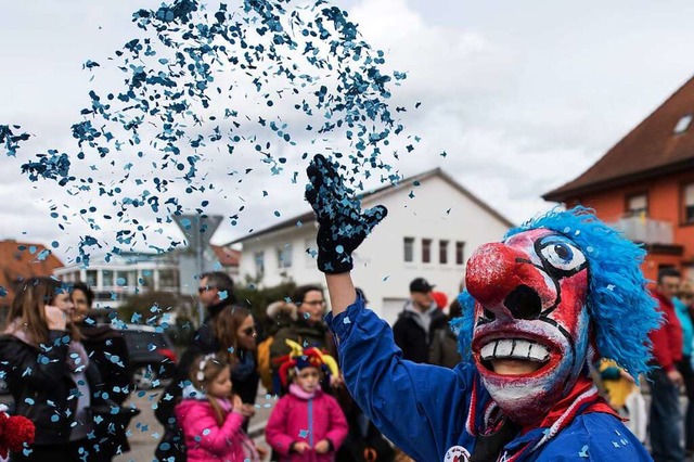 Ein Narr aus Grenzach in Waggis-Verkle...im Umzug der Bauernfastnacht Konfetti.  | Foto: Patrick Seeger (dpa)