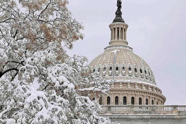 Fotos: Ein Schneesturm legt die US-Hauptstadt Washington lahm