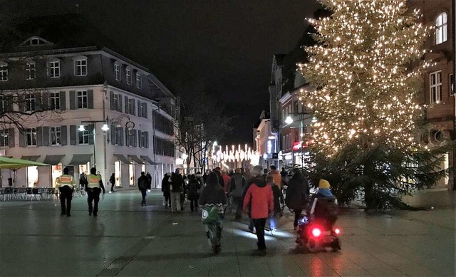 Der Demonstrationszug beim sogenannten...Spaziergang&#8220; ber den Marktplatz  | Foto: Jonas Hirt