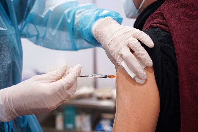 Im Kampf gegen das Coronavirus wird au...n nchsten Tagen im Landkreis geimpft.  | Foto: Jrg Carstensen (dpa)