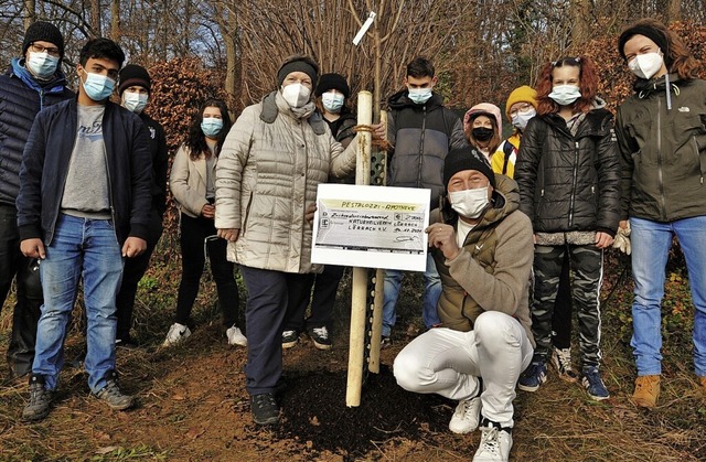 Pestalozzi-Schule pflanzt Bume:  Das ...rath vom Lrracher Naturheilverein).    | Foto: Armin Wikmann  